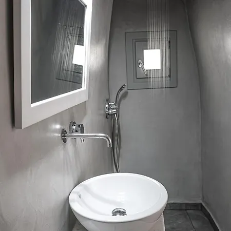 Xaravgi * Fira (Santorini)