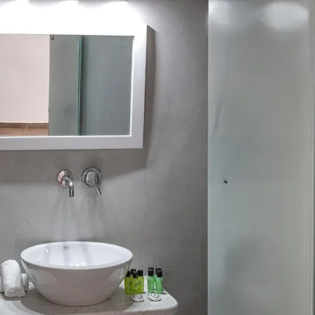 Hotel Xaravgi Fira (Santorini)