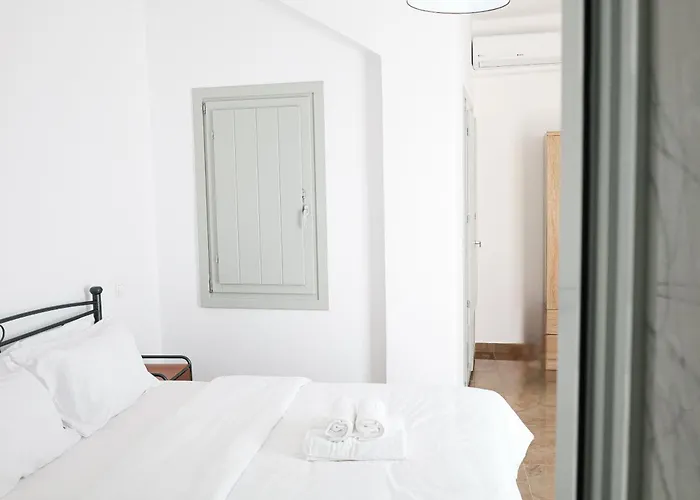 Hotel Xaravgi Fira (Santorini)