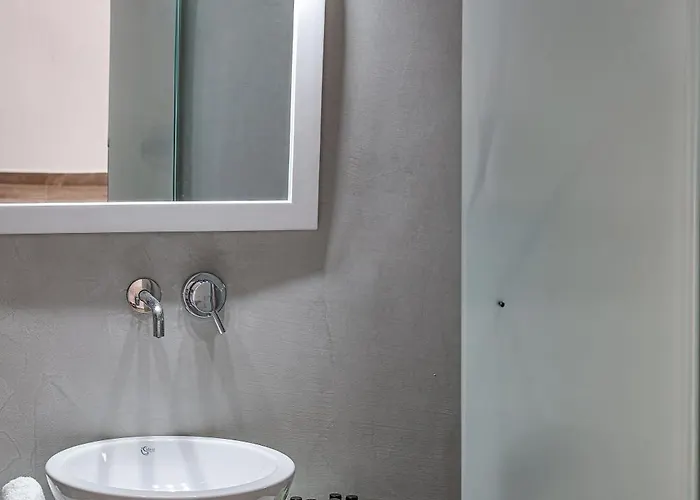 Hotel Xaravgi Fira (Santorini)