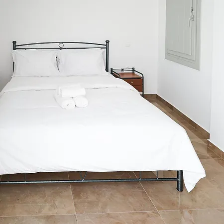 Xaravgi * Fira (Santorini)