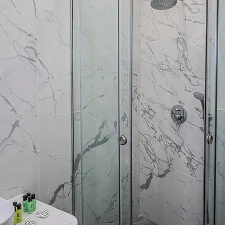 Xaravgi * Fira (Santorini)