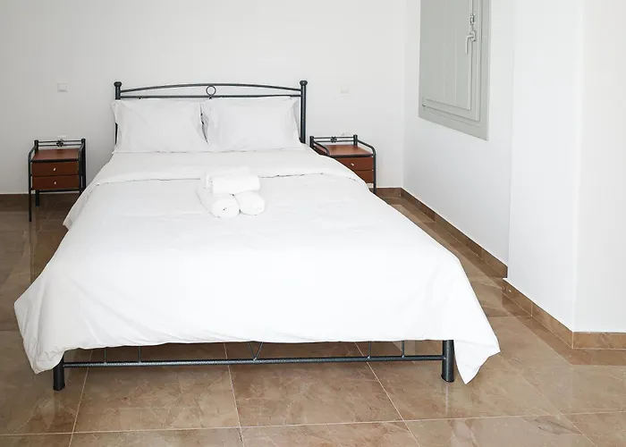 Xaravgi * Fira (Santorini)