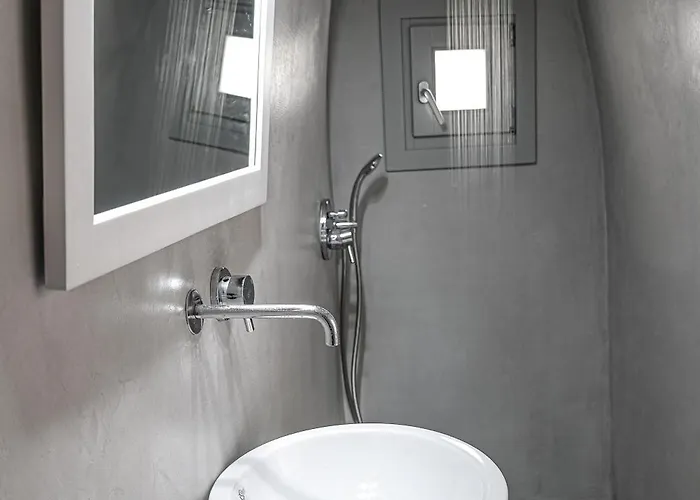 Xaravgi * Fira (Santorini)